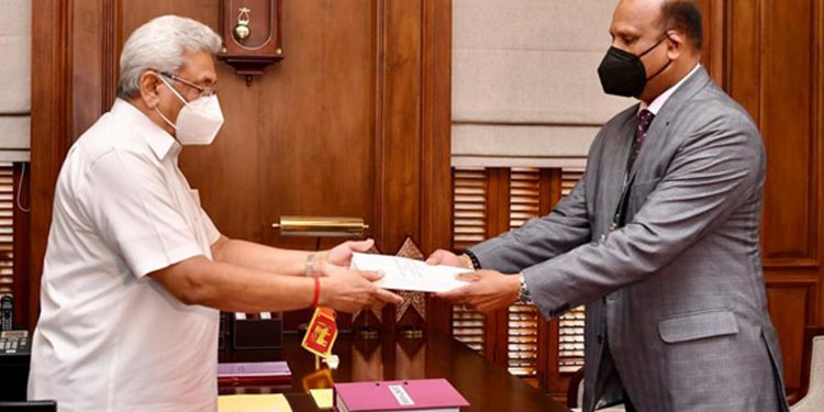ත්‍රස්ත විරෝධී පනත ජිනීවාවලට ඕන විදිහට වෙනස් වෙයිද? ඔන්න අද වාර්තාව ජනාධිපතිට දුන්නා! ටිකක් බලන් ඉම්මු!