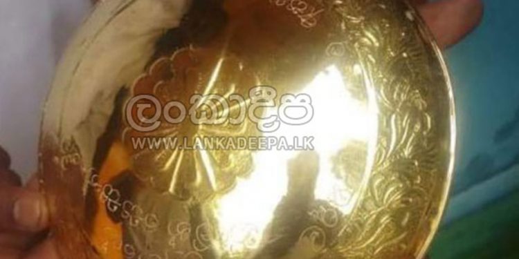 කතරගම දේවාලයට හොරු පනී! පවුම් 38ක රන් තැටියක් අරන් ගිහින්!
