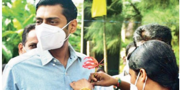 ඉන්දීය කොන්සල් ජෙනරාල් කොටි මල ගහගෙන යාපනේ උත්සවේකට ගිහින්!