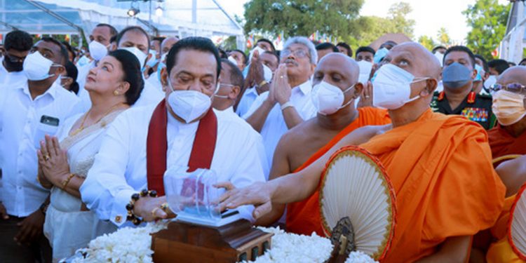 දහස් ගණනකගේ සහභාගීත්වය මැද සඳහිරු සෑය සසුනට පිදෙයි!