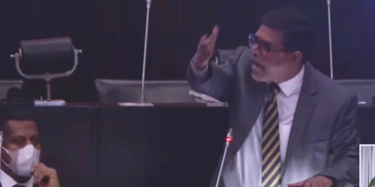 කොවිඩ් එන්නත්වලින් හොරා කාලා! නෑ සභාපතිතුමනි හොරා කෑවේ නෑ! මෙයාට මඩ ගහන්න දෙන්න එපා! මේ හරක් ටික පාලනය කරන්න! (VIDEO)