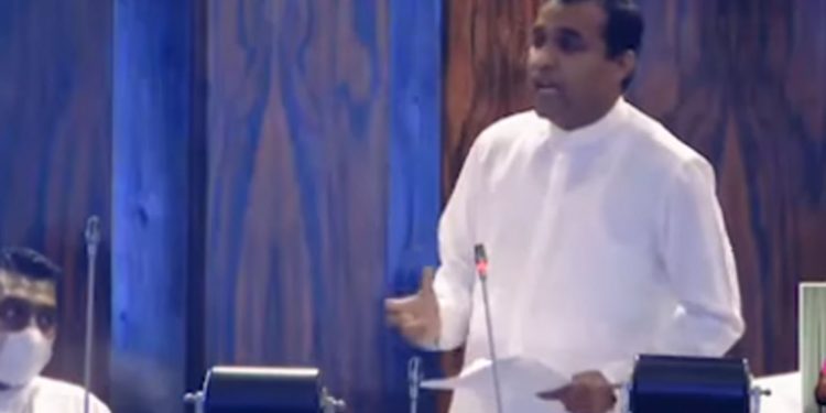 ‘මුහුදෙන් ගෙනත් කන්නට හුරු කරපු අය… පොදු ජන අයවැයට මෙච්චර මොකද බය…!’ දඹුලු කවියෙන් ප්‍රමිත අයවැය උස්සලා තියයි! බොරු අමෙරිකන් විරෝධීන් ගැනත් මතක් කරයි! (VIDEO)