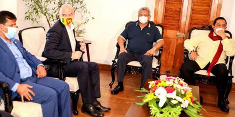 ජනපතියි අගමැතියි ඉස්සරහා සුද්දා සිංහ කොඩිය කටේ ගහගෙන ඉන්න ලස්සන!