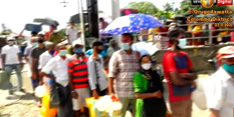ආවා.. ආවා… මෙන්න අලුත්ම පෝලිම ආවා…! (VIDEO)