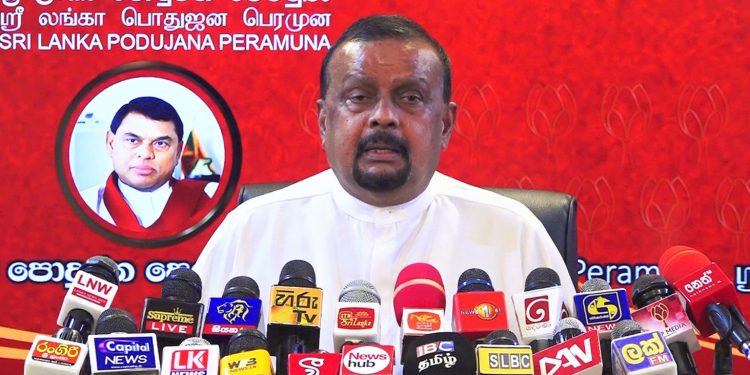 රටේ කොරෝනා තියෙනවා කියලා විපක්ෂය දන්නේ නෑ! මේ හදන්නේ ‘සජිත් පොකුරක්’ හදන්න! හත්අටදාහක් කොළඹට ගෙනැල්ලා ආණ්ඩු වට්ටන්න බෑ! පොහොට්ටුවෙන් සජබෙට උත්තර දෙයි!
