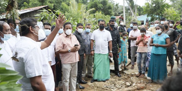 ජොනී සජිත්ව හෙව්වේ ඇයි? සජිත් පාර්ලිමේන්තුවටත් හොරෙන් ගිහිල්ලා හිටියේ කොහේද? (PHOTOS & VIDEO)
