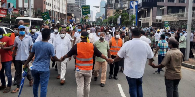 ගෝඨා වැහුවා-අපි ආවා! සජිත් ජනගඟත් එක්ක කොල්ලුපිටිය හන්දියට එයි! මෙතනින් කොතනටද? (VIDEO)