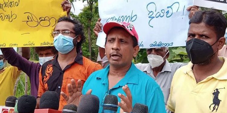 ගැසට් ගහලා බඩගින්න නවත්වන්න බෑ! බණ්ඩාරවෙල ගොවියො ජවිපෙ එක්ක පාරට බහී! පොලිසිය නිකම්ම ඉඳී! (VIDEO)