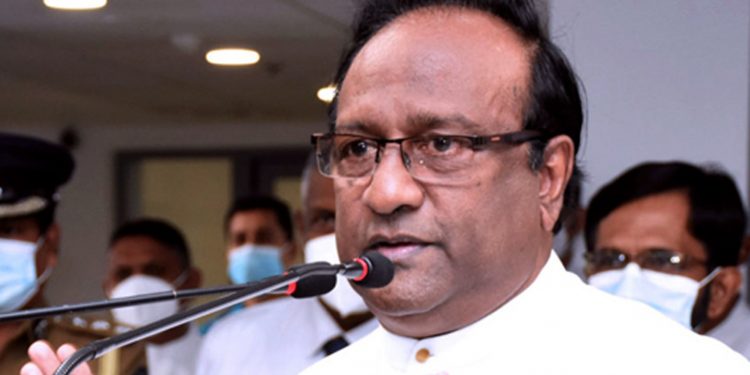 මැරිච්ච කෙනා මත්ද්‍රව්‍යවලට ඇබ්බැහි වෙච්ච කෙනෙක්! පොලිසිය ඇතුළේ පාන්දර 3.30ට කමිසයෙන් බෙල්ලෙ වැළ දාගෙන! ඇමැති සරත් පාර්ලිමේන්තුවට කියයි! (VIDEO)