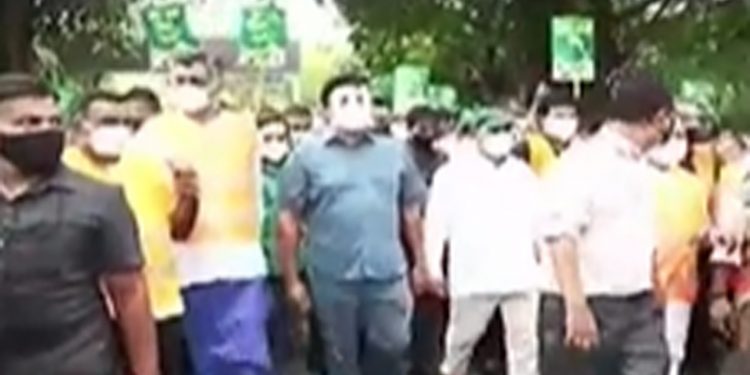 මන්ත්‍රීවරු වටකරගෙන සජිත් ජනතාව අතරට එයි! (VIDEO)