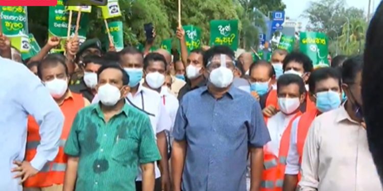 මහ සෙනගත් අරන් සජිත් අරලිය ගහ මන්දිරය දෙසට ගමන් අරඹයි! (VIDEO)