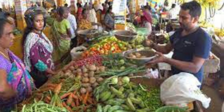 නුවරඑළියෙ අද වැහුවලු! මැනින් මාකට් එකට බඩු එන්නෙ නැතිලු! ලෑස්ති වෙන්න! ඊළඟ පෝලිම එළවළු පෝලිම වෙයි වගේ!