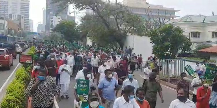 මහ වැසි ඇද වැටෙද්දීත් සජිත් මන්ත්රීවරු පෙරටු කරගෙන දිගටම රජගෙදර පැත්තට! (VIDEO)
