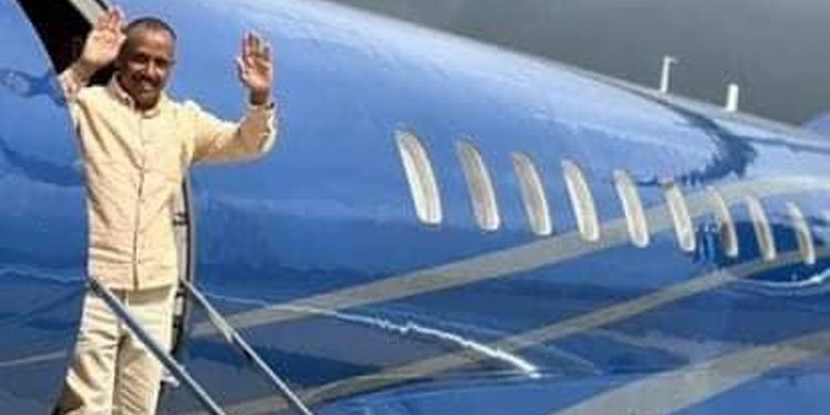 හැමෝම හොය හොය හිටිය මහින්දට තිරුපති යන්න ජෙට් එක දුන් ව්‍යාපාරික හිතවතා එළියට එයි! (PHOTOS)
