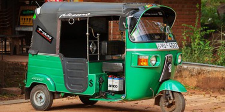 ත්‍රීවීල් එකක් එළවගෙන යන මන්ත්‍රී කෙනෙක් මාධ්‍යයට අහුවෙලා! මෙයා හැමදාම යන්නෙ මේකෙද නැත්නම් මේක මීඩියා ෂෝ එකක්ද කියලා අපි බලන් ඉමු! (VIDEO)