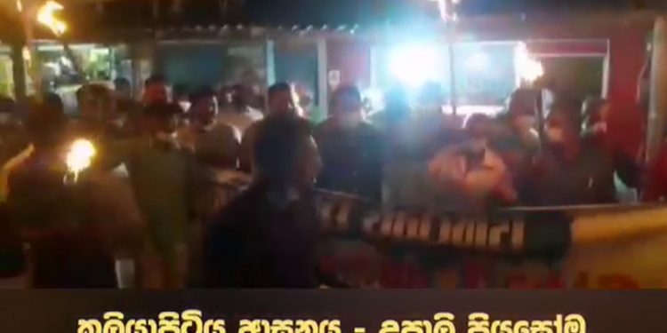 කුලියාපිටියේ මහ රෑ මිනිස්සු පන්දම් දල්වාගෙන කෑ කෝ ගැසුවේ ඇයි? කාට විරෝධය පාන්නද? (VIDEO)