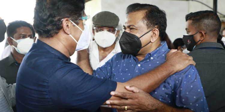 සුනිල් නැගපු වේදිකාවල හිටපු අයට සුනිල්ව අමතක වුණාට සුනිල් නැගපු වේදිකාවල නොහිටපු සජිත්ට නම් සුනිල්ව අමතක වෙලා නෑ වගේ! (PHOTOS & VIDEO)