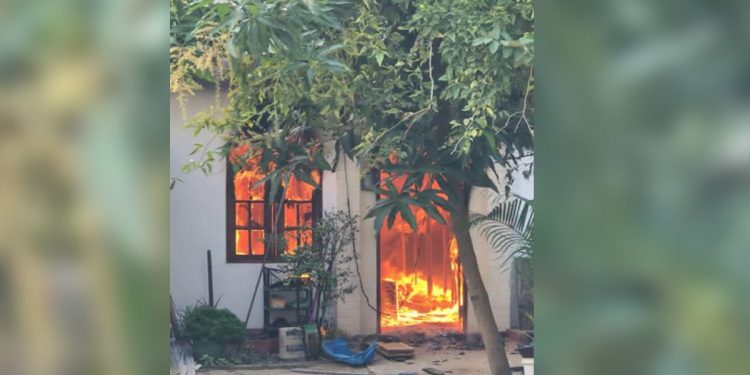 ගෑස් එක පිපිරී වත්තල ගෙයක් ගිනිගෙන විනාසයි!