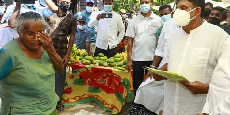 ‘පවුල් පාලනය-රටේ විනාසය’! සජිත් රාජපක්ෂ බළකොටුවෙන්ම පොළේ යන්න පටන් ගනී! (PHOTOS & VIDEO)