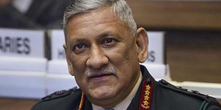 පවුලේ අයත් එක්ක ඉන්දීය හමුදා ප්‍රධානියා ගිය හෙලිකොප්ටරය කඩන් වැටෙයි!