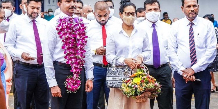 බ්‍රවුන්ස් ඩීල්ස් ප්‍රධාන ප්‍රදර්ශනාගාරයෙන් උත්සව සමයේ සාප්පු සවාරි වාසි…