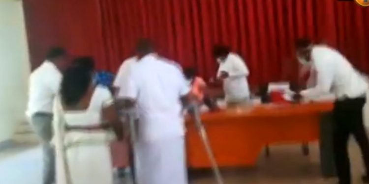 අයවැය ඉදිරිපත් කරද්දී පොහොට්ටු මන්ත්‍රීවරු යකා නටයි! වීදුරු කුඩු කරයි! මන්ත්‍රීවරුවන්ට පහර දෙයි! අනේ මිනිස්සුන්ගේ සල්ලිවලට ගිය කලක්! (VIDEO)