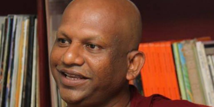 පාතේගම ඤාණිස්සර හිමියෝ කවි සිංදු ලිවීම අතහැර රට බේරාගැනීමේ සටනට අතගහයි! පාලකයන් ලක්මවගේ රීරි මාංශ උරා කා වෙන රටවල්වල පදිංචි වෙන්න යන බව කියයි! (VIDEO)
