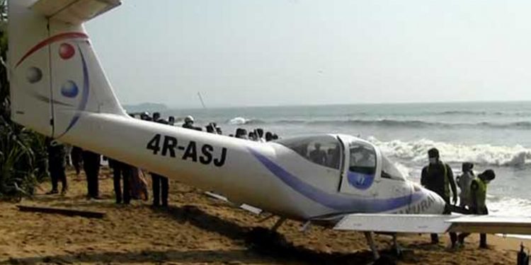 නූලෙන් බේරිලා ප්ලේන් එකක් හදිසියේම පයාගල වෙරළට ගොඩබාලා! දැන් ඒවටත් අපලයි වගේ! (VIDEO)