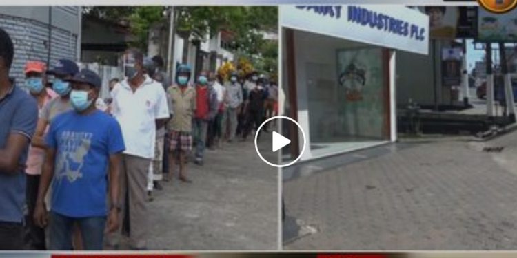 ජනපති යන එන මිරිහාන පාරේ කිරිපිටි කඩේකට පොලිසියෙන් ඇවිත් කිව්වේ මොනවද! ‘සිරස’ කියපු කතාව අහලම බලන්න! (VIDEO)