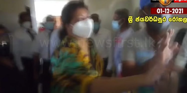 අනේ අපිට බෙහෙත් දියල්ලා! අපි මැරෙන්න යන මිනිස්සු! වකුගඩු රෝගීන් බෙහෙත් ඉල්ලා වැඳ වැටෙයි! (VIDEO)
