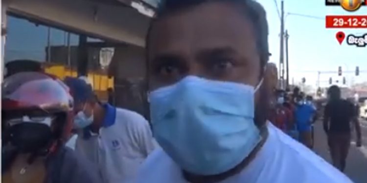 මරන්න හිතිලා තියෙන්න! ගෙවල්වලට පැනලා ගිනි තියන්න ඕනෙ! වරෙල්ලකෝ ආපහු ඉල්ලගෙන! බැලුම්මහර ගෑස් පෝලිමත් පුපුරයි! (VIDEO)