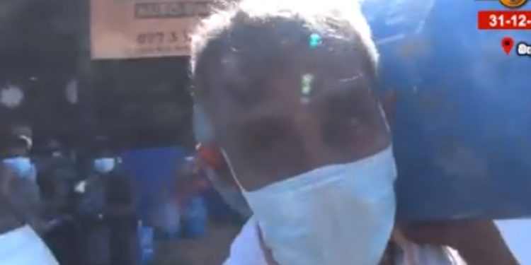 ගෑස් පෝලිම්වල ඉන්න ඇමැතිලාව හොයන මිනිස්සු! මොකටද දන්නේ නෑ! කෝකටත් පරෙස්සමෙන්! (VIDEO)