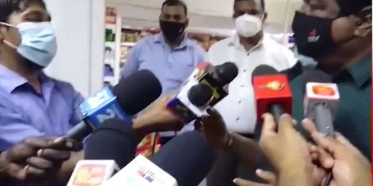 බන්දුලටත් අමතක වෙන ලෙඩේ හැදෙයි! ඉස්සර නම් බඩු මිල අඩු කරන හැටි කිව්වට දැන් ඇහුවාම කියන්නෙ එහෙම ක්රමයක් නෑ කියලා! මාර වැඩේ ලංකාවට වුණේ! (VIDEO)