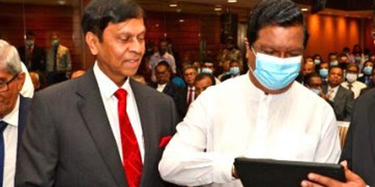 බන්දුලටත් අමතක වෙන ලෙඩේ හැදෙයි! ඉස්සර නම් බඩු මිල අඩු කරන හැටි කිව්වට දැන් ඇහුවාම කියන්නෙ එහෙම ක්රමයක් නෑ කියලා! මාර වැඩේ ලංකාවට වුණේ! (VIDEO)