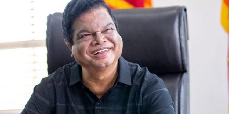 බන්දුලගෙන් පපඩම් පැකට් එකක් නොමිලේ! බඩු මල්ලට අංකයකුත් කියයි!