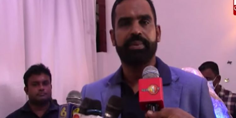 ලංකාවෙන් ලැබුණු ලොව විශාලම තනි නිල් මැණිකේ හිමිකරු එළියට එයි! නම සුරංග! (VIDEO)