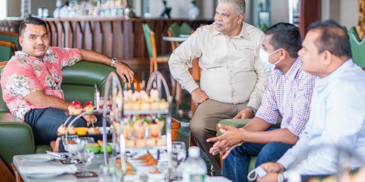 ඩඩ්ලි නාමල් එක්ක ක්‍රිකට්වලට සෙට් වෙයි! (PHOTO)