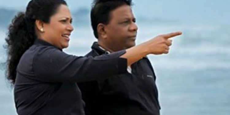 ඩලස්ගේ නෝනාත් ගෙදර ඉන්න බය වෙලා!