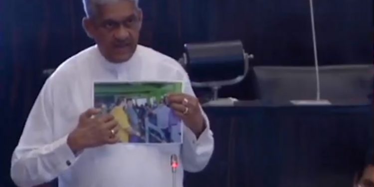 ලංකාවට අයිස්-කුඩු ගේන ලඩියගේ මල්ලියි සරත් වීරසේකරයි ඉන්න ෆොටෝ එක ෆොන්සේකා පාර්ලිමේන්තුවට පෙන්වයි! තව හොඳ හොඳ ඒවත් කියයි! (VIDEO)