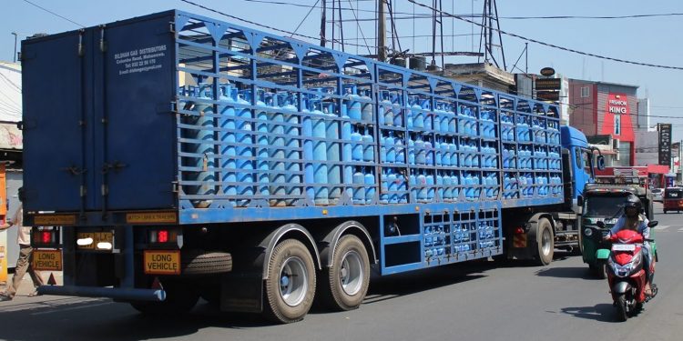 රත්තරන්-සල්ලි කොල්ල කාපු කාලෙ ඉවරයි! අලුත්ම කොල්ලය ගෑස්! කොළඹ හතේදී ‌ගෑස් ලොරියකට වෙච්ච දේ!
