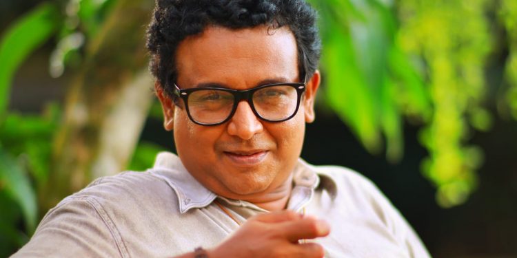 මේ රටේ මිනිස්සුන්ට හරියන ආණ්ඩුව තමයි ලැබිලා තියෙන්නේ! අපි ඊළඟට බැසිල්ටත් දෙන්න ඕනේ! ගෑස්-පෙට්රල් පෝලිම් දැක්කාම මිනිස්සු ගැන හරි සතුටුයි!