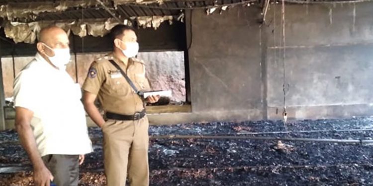 කුකුල්ලු දහස් ගාණක් ගිනිගෙන අලු වෙයි පන්නල පැත්තේ!