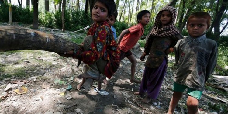දරු පස් දෙනා වන මැද තනිකර දැම්මේ…! ලේ කිරි සුවඳ අමතක කරලද අම්මේ…!