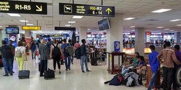 ඉන්දියාවෙන් ආ කාන්තාවන් තිදෙනෙක් ගන්න ගිනි අවිත් අරන් ගුවන්තොටුපොළ ඇතුළට ගිය ප්‍රබල ලේකම්වරයා කව්ද? ඉහළින් ආ ඇමතුමෙන් කන් පිරෙන්නම අහගෙනලු!