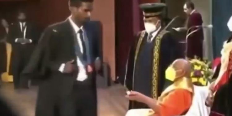 මුරුත්තෙට්ටුවේ හිමියන්ගේ අතින් උපාධි සම්මාන එපා කී කොළඹ සරසවි සිසුන්ගේ වීඩියෝව එළියට එයි! දේශපාලන පත්වීම්වලට එරෙහිව කොළඹින් පළමු වෙඩිමුරය පත්තු වෙයි! (VIDEO)