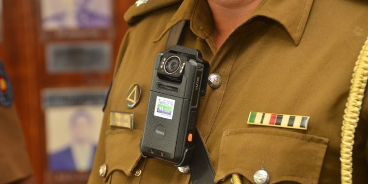 තවත් පොලිස් නිලධාරියකු තරුණයකුට බිම දාගෙන පහර දෙයි! බුකියම කැළඹෙයි! (VIDEO)