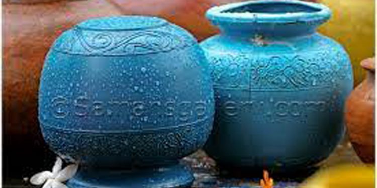 ආණ්ඩුවෙන් යන්නද? ආණ්ඩුවත් එක්ක ඉන්නද? ප්රබල ඇමැතිවරයෙක් මහ රෑ පන්සලක ආශිර්වාද පූජාවක!