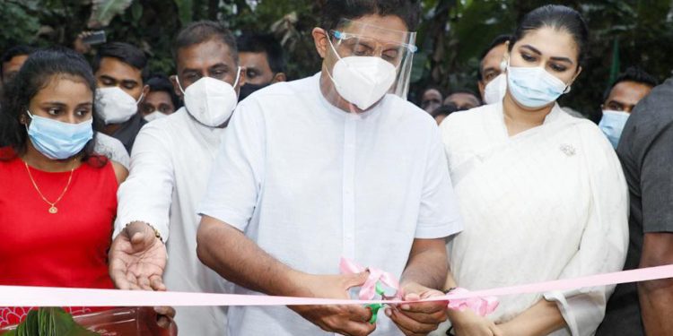 කොරෝනාවලින් බැට කාලා පාසල් එන දරුවන්ගෙන් සල්ලි ඉල්ලා බලපෑම් කිරීම නවත්වන්න! විපක්ෂ නායක ආණ්ඩුවට දැනුම් දෙයි! (VIDEO)