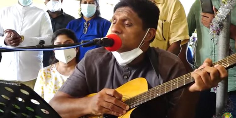 මීගමුවේ තම්මිට වැඩිහිටි නිවාසෙට ගොඩවුණු සජිත් වැඩිහිටි අම්මලා තාත්තලා සනසන්න ගිටාරය වාදනය කරමින් සින්දුවක් කියයි! කඳුලු සලමින් අම්මලා සන්තෝෂ වෙයි! (VIDEO)