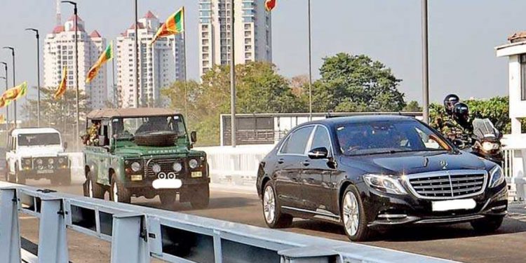 ඉන්න පුළුවන් 10 දෙනයි! ඒත් ආරක්ෂක නිලධාරීන් 84ක් තියන් ඉන්න ප්රබල ඇමැති කව්ද?